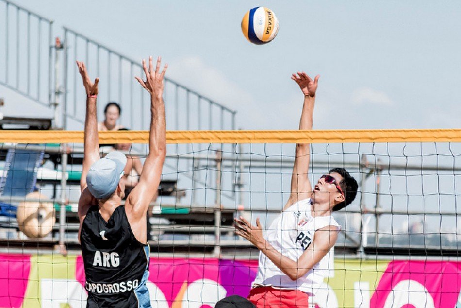 Un ballon de volley sur un terrain de sable