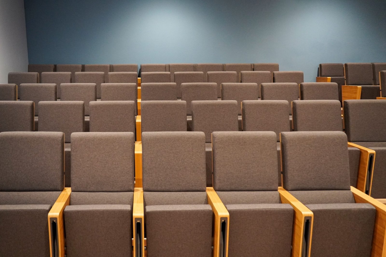 Un amphithéâtre prêt à accueillir un congrès