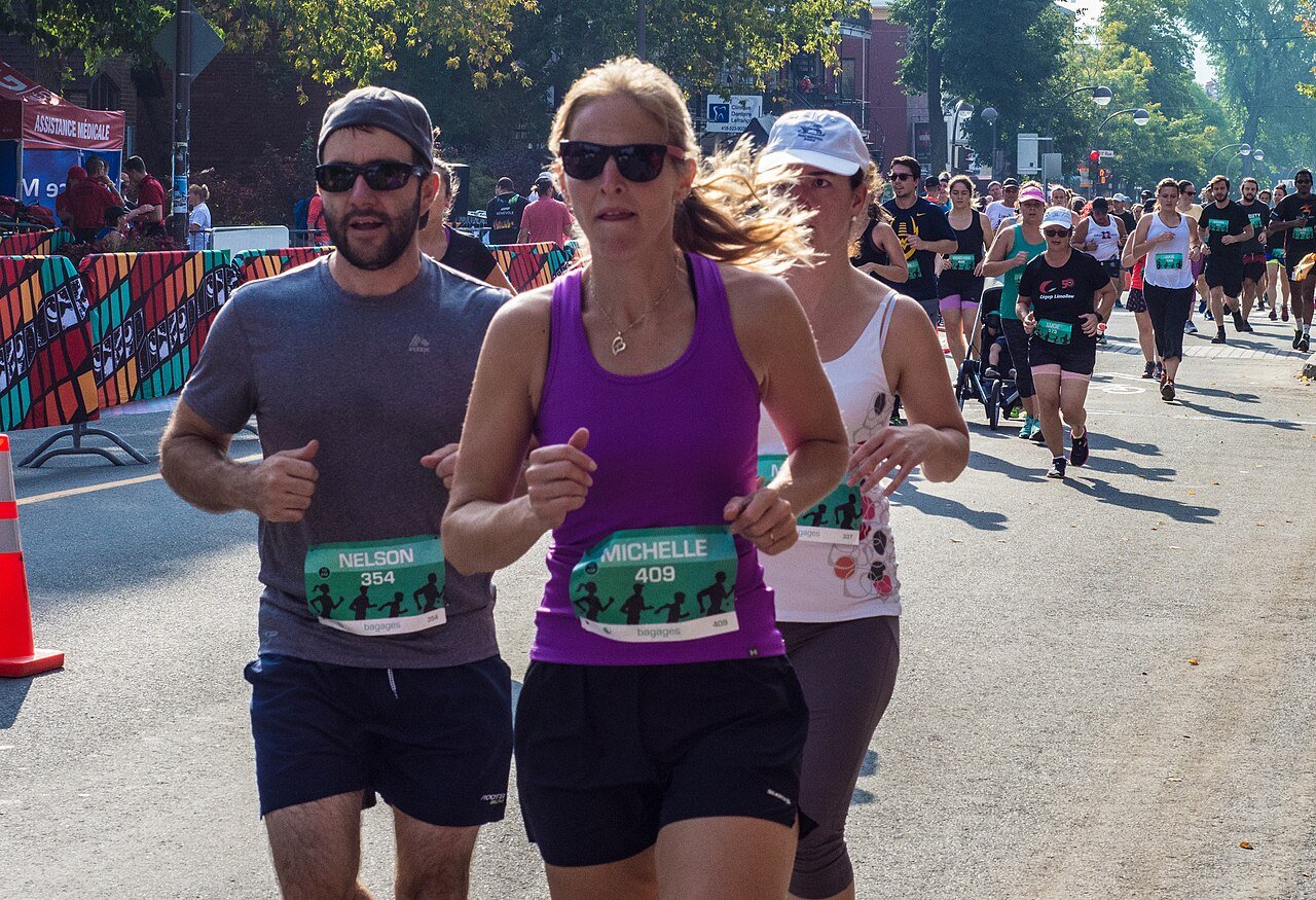 Des coureurs sur le parcours d'un marathon