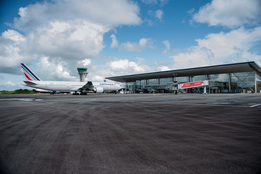 Avion sur le tarmac de l'aéroport de Cayenne Félix Éboué, en Guyane